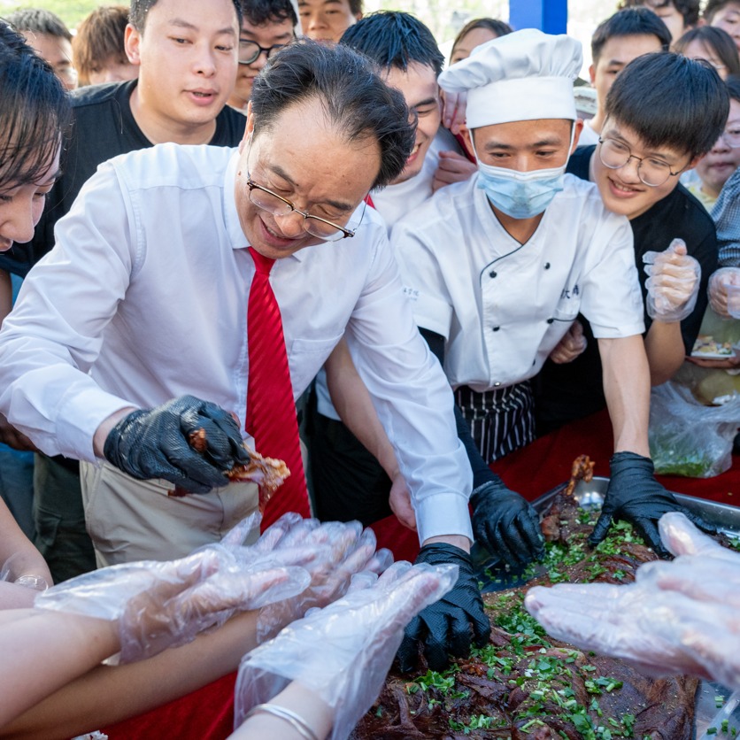 校長(zhǎng)為畢業(yè)生烤全羊