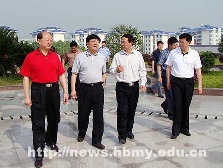 省委組織部常務(wù)副部長吳超一行參觀我校