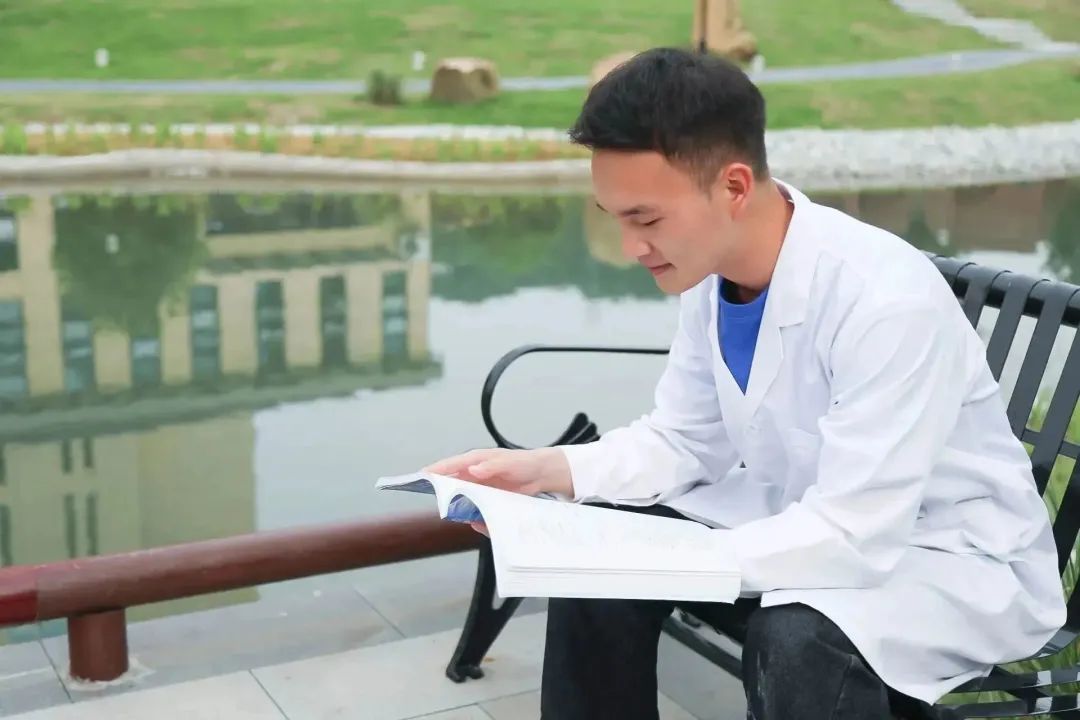 點(diǎn)贊新青年Vol.12|“一個(gè)都不能少”的他,成為了自強(qiáng)不息的他! 點(diǎn)贊新青年Vol.12|“一個(gè)都不能少”的他,成為了自強(qiáng)不息的他!