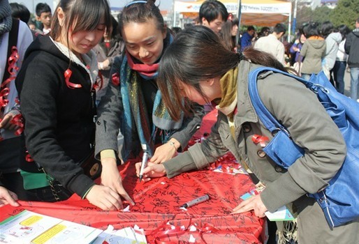 我校第三屆“遏制艾滋，履行承諾”從我做起校園宣傳活動(dòng)開(kāi)幕