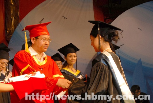 我校隆重舉行2010屆畢業(yè)生學(xué)士學(xué)位授予儀式暨歡送畢業(yè)生晚會(huì)