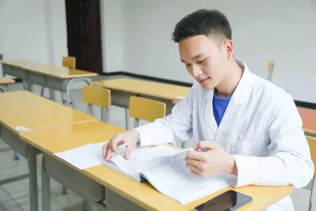 點(diǎn)贊新青年Vol.12|“一個(gè)都不能少”的他,成為了自強(qiáng)不息的他! 點(diǎn)贊新青年Vol.12|“一個(gè)都不能少”的他,成為了自強(qiáng)不息的他!