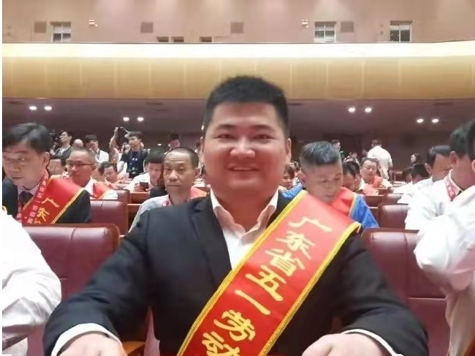 湖北恩施學(xué)院學(xué)子—尹周，榮獲“全國五一勞動獎?wù)隆保? />
                            </a>
                        </div>
                        <div   id=