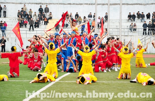 學校舉行民族文化節(jié)擺手舞大賽