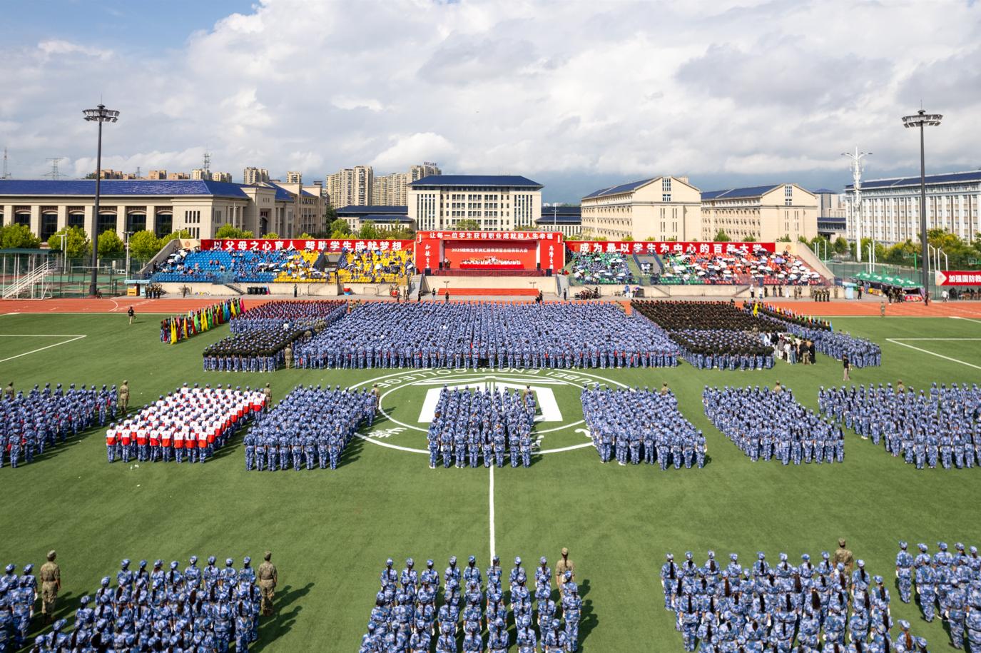 湖北恩施學(xué)院2025級(jí)新生軍訓(xùn)圓滿落幕：科技強(qiáng)軍礪斗志 青春奮進(jìn)正當(dāng)時(shí)