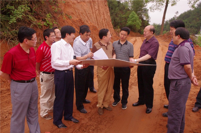 恩施州政府領(lǐng)導(dǎo)現(xiàn)場查勘我院擬新征土地