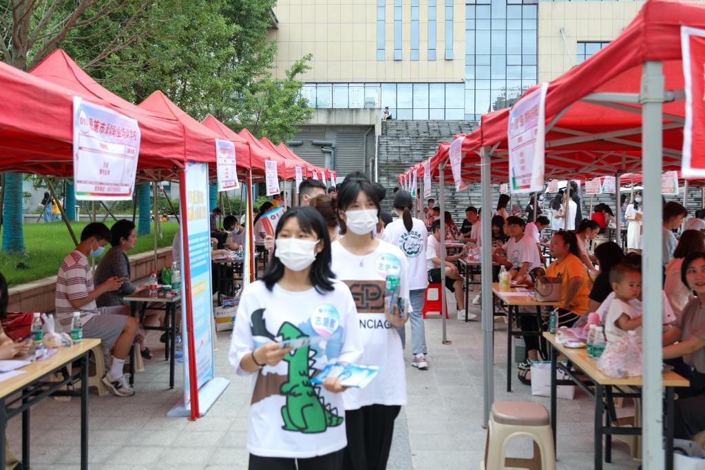 百企千崗進(jìn)校園——湖北恩施學(xué)院舉辦2022屆畢業(yè)生、2023屆實(shí)習(xí)生供需見(jiàn)面會(huì)暨武漢市東湖新技術(shù)開(kāi)發(fā)區(qū)·恩施市對(duì)口協(xié)作大型招聘會(huì) 百企千崗進(jìn)校園——湖北恩施學(xué)院舉辦2022屆畢業(yè)生、2023屆實(shí)習(xí)生供需見(jiàn)面會(huì)暨武漢市東湖新技術(shù)開(kāi)發(fā)區(qū)·恩施市對(duì)口協(xié)作大型招聘會(huì)