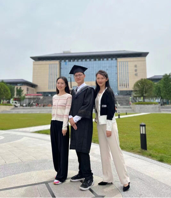 背簍里背出來的大學(xué)生留校任教了 背簍里背出來的大學(xué)生留校任教了