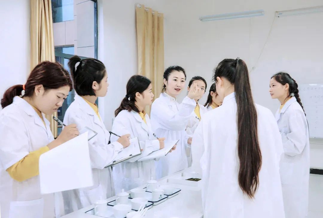 湖北恩施學院硒茶學院院長何潔入選首屆恩施州十大巾幗楷模! 湖北恩施學院硒茶學院院長何潔入選首屆恩施州十大巾幗楷模!